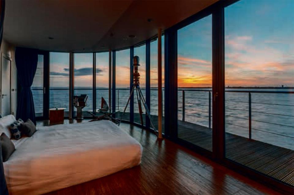  A spectacular view greets those who stay in this suite at Spitbank Fort