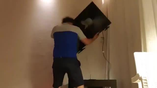  YouTuber Henni even resorted to headbutting his TV out of frustration and anger