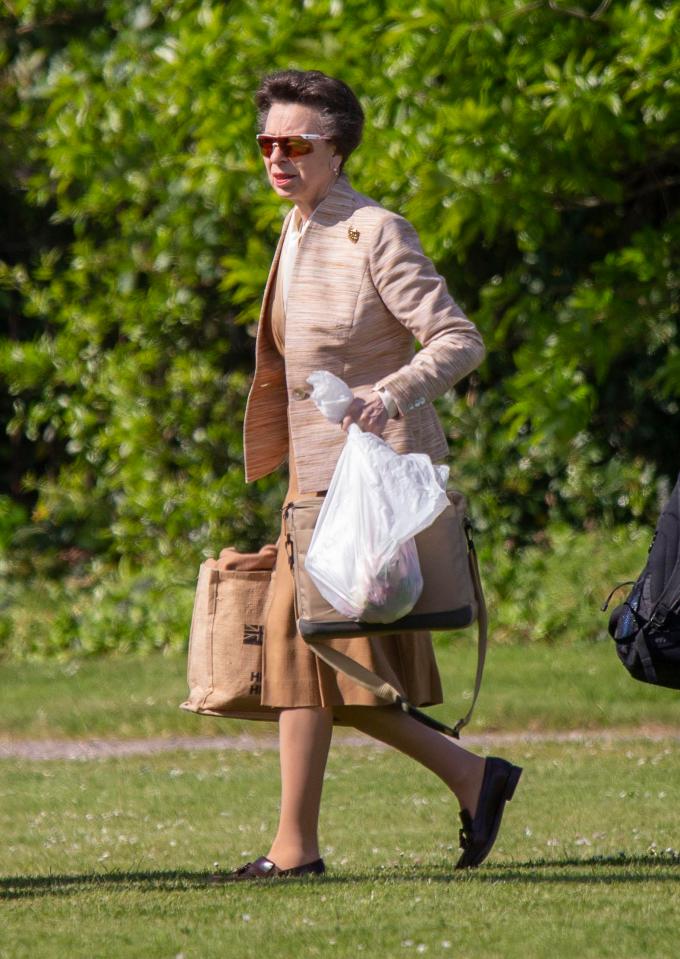  Princess Anne was today spotted leaving Kensington Palace by royal helicopter