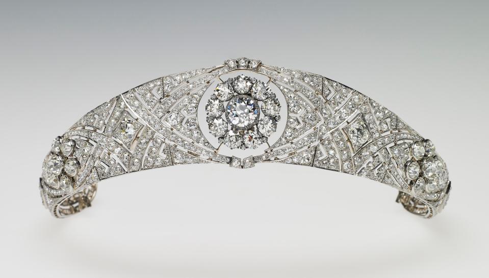  The tiara was specifically made for Queen Mary in 1932 to accommodate in the centre the detachable brooch given as a present for her own wedding in 1893 by the County of Lincoln