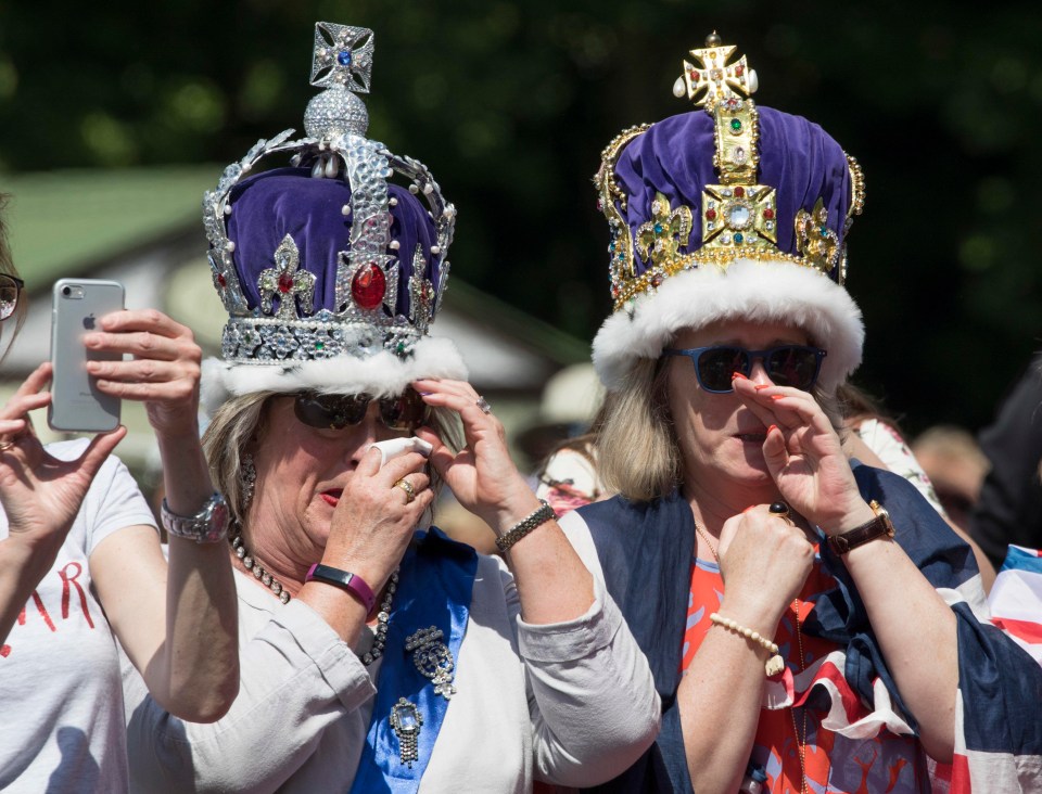 These royal fans put on their best headwear