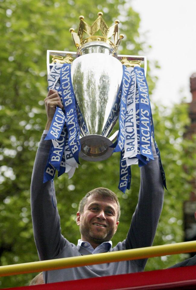  Abramovich shows the Premiership Trophy to the fans on the open-topped bus parade in 2006