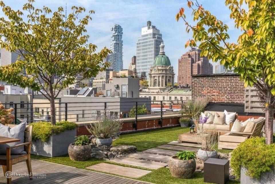  The penthouse comes with a 1,800-square-foot rooftop terrace and stunning views of the city