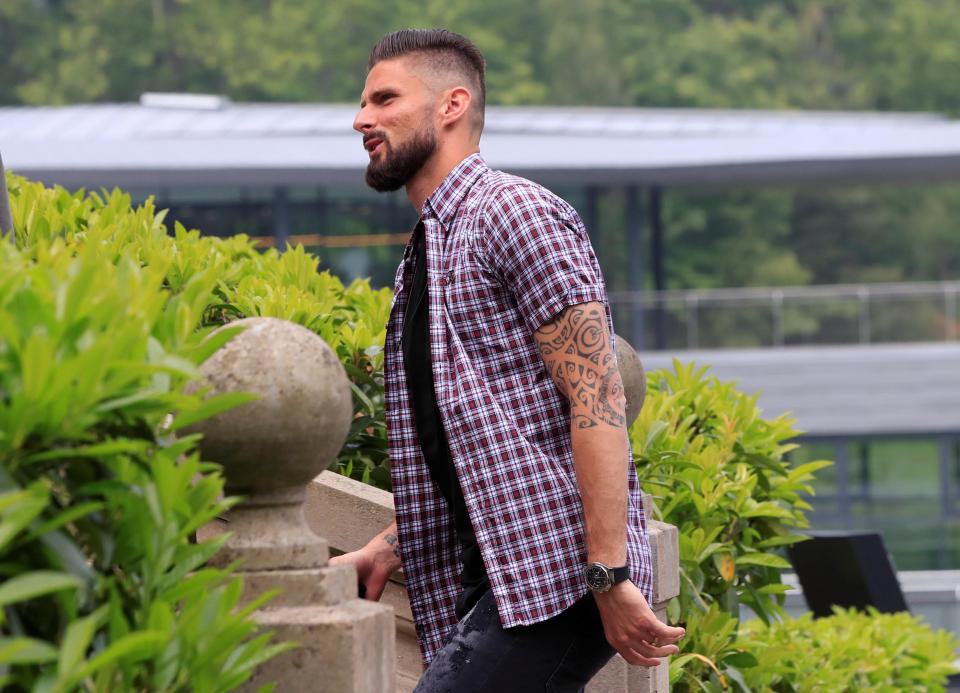  Olivier Giroud sported the open shirt over T-shirt look as he arrived at Clairefontaine on Wednesday