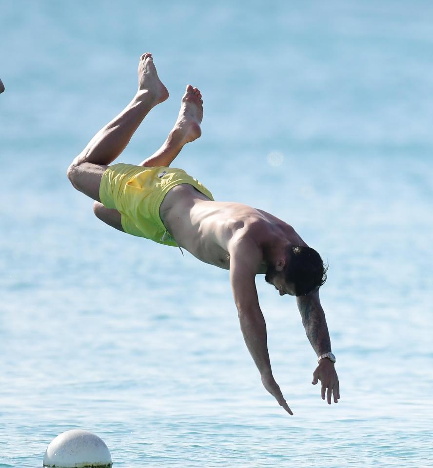  Charlie Austin makes a splash during family holiday in Barbados