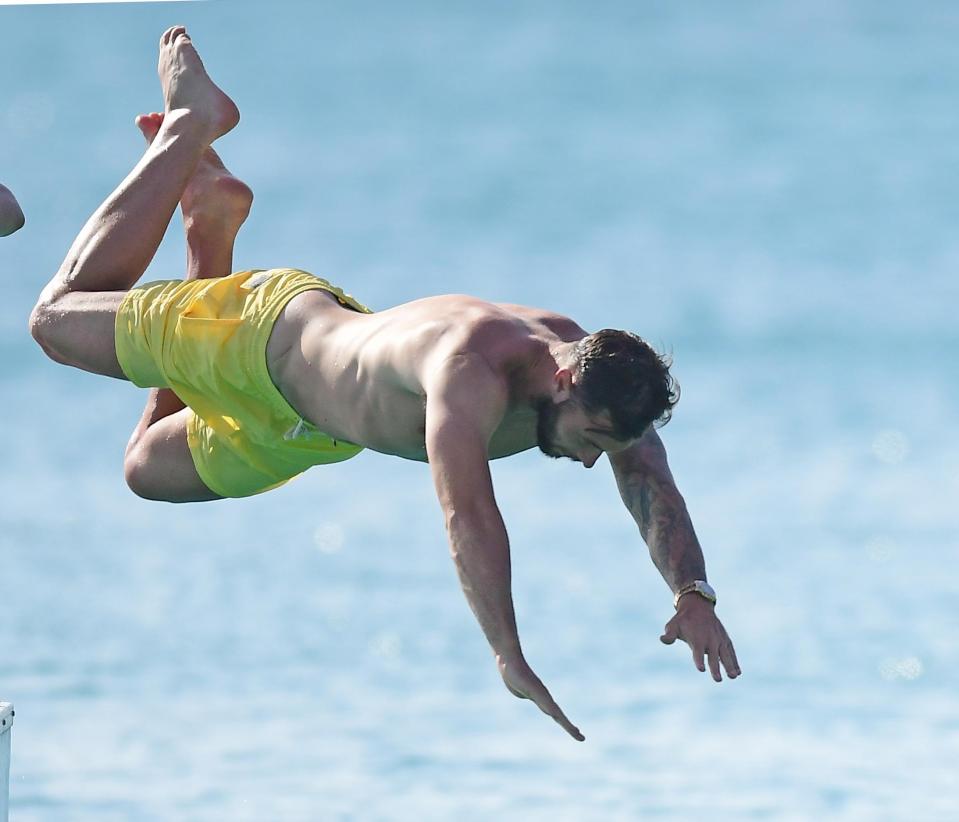  Charlie Austin dives into the ocean while enjoying his Caribbean holiday