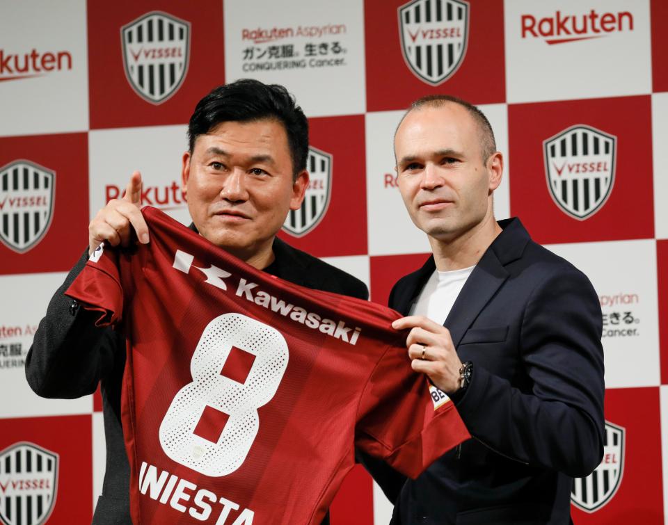  Andres Iniesta and Kobe owner Hiroshi Mikitani pose after the Barcelona legend signed for Vissel Kobe