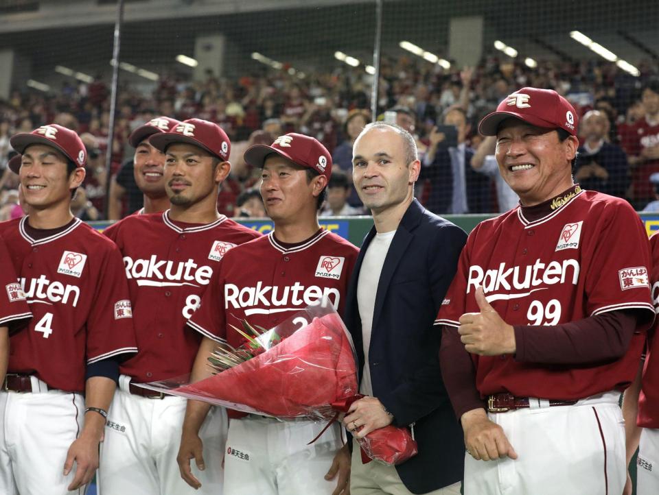  Iniesta with Rakuten Eagles baseball manager Masataka Nashida, far right, and players