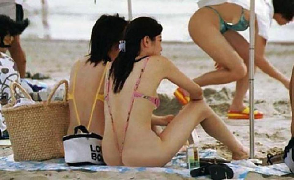  This women's bikini looks incredibly uncomfortable