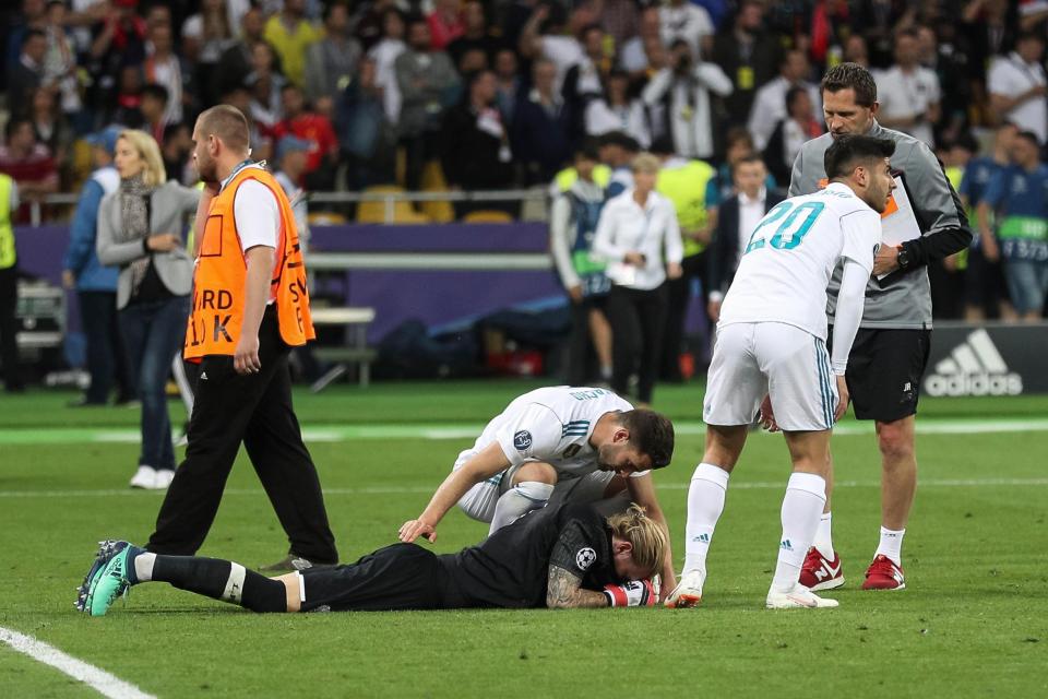  Real Madrid players console dejected Karius at the final whistle as his Liverpool team-mates stayed away