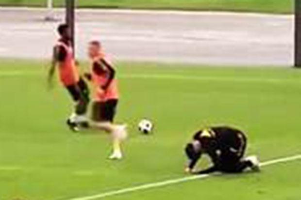  Incredibly Kevin De Bruyne simply jogged off and didn't even check on his stricken team-mate