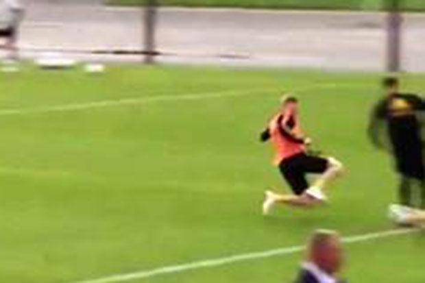  Kevin De Bruyne sprinted over to Adnan Januzaj and prepared for lift-off