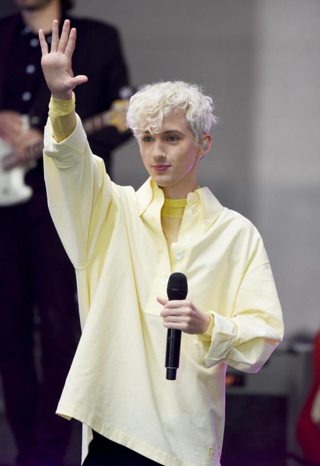  Troye Sivan has announced a collaboration with Ariana Grande