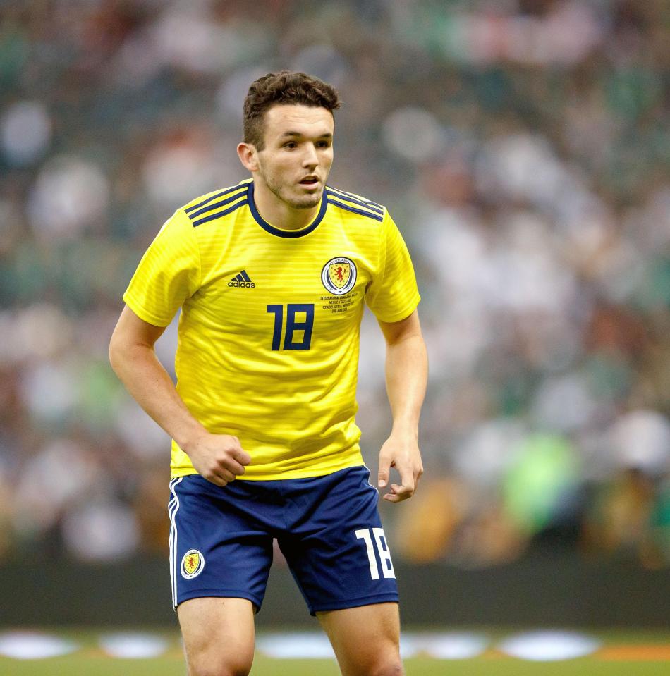  Frank Lampard is trying to convince McGinn to reject a move to Celtic to sign for the Championship side