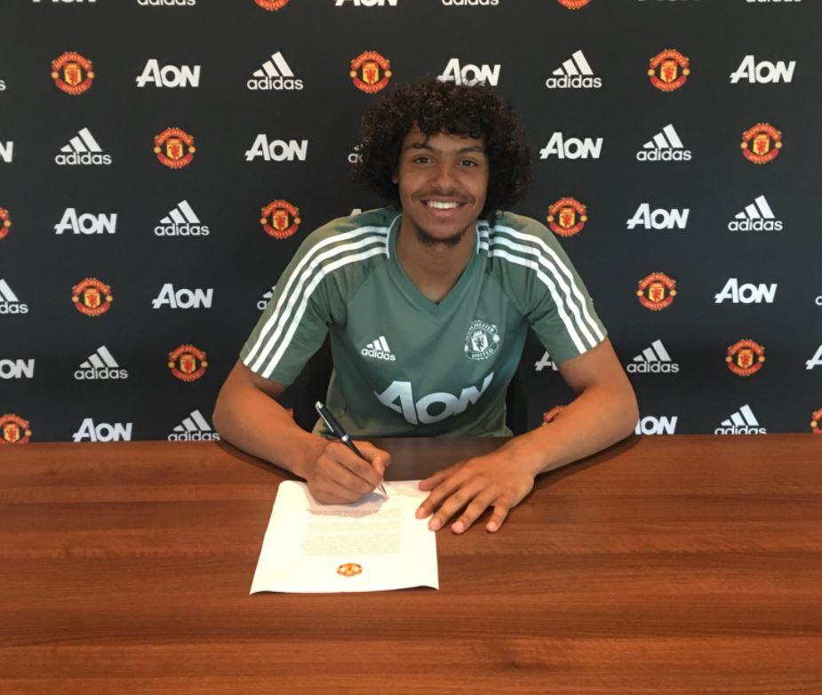  D'Mani Mellor has signed his first professional contract with Manchester United