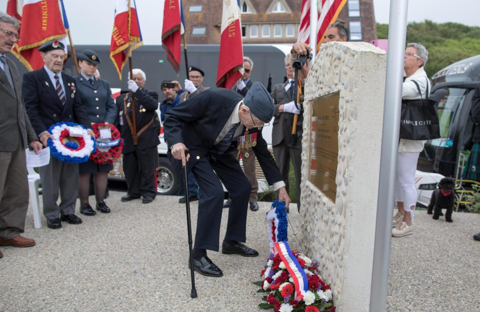  Lesley George Robinson, 98, the last survivor of the RAF veterans who landed at Omaha Beach, lays a wreath