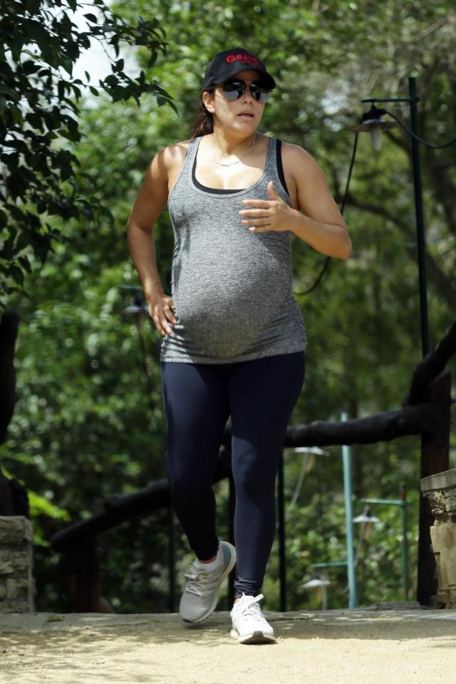  Eva jogs in LA street