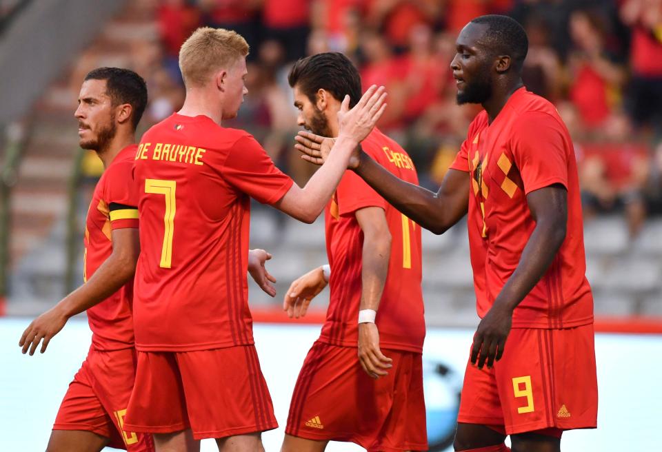  Romelu Lukaku celebrates with Kevin De Bruyne after making it 1-0