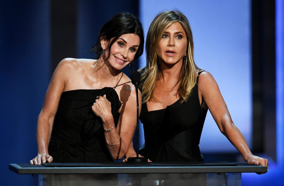  Still good friends, Jennifer and Courteney also presented an award