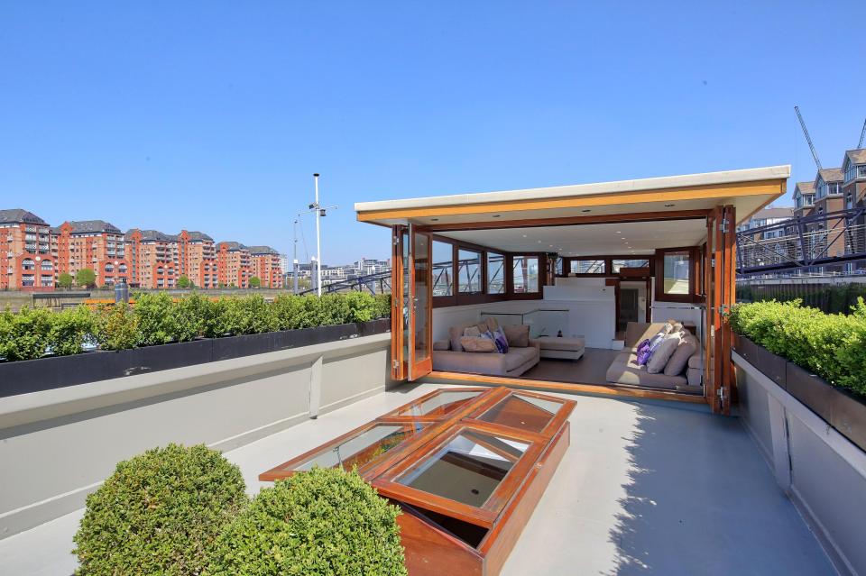  The sun deck is ideal for entertaining, relaxing and sunbathing