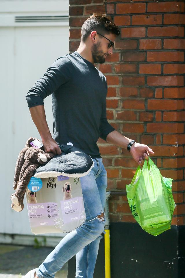  Andrew also kept it casual in jeans and a long sleeved top as he carried the goods