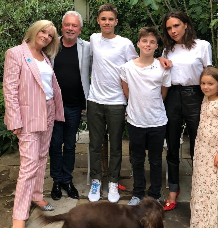  Family ties ... Posh posted this pic of her mum and dad and three of her children yesterday