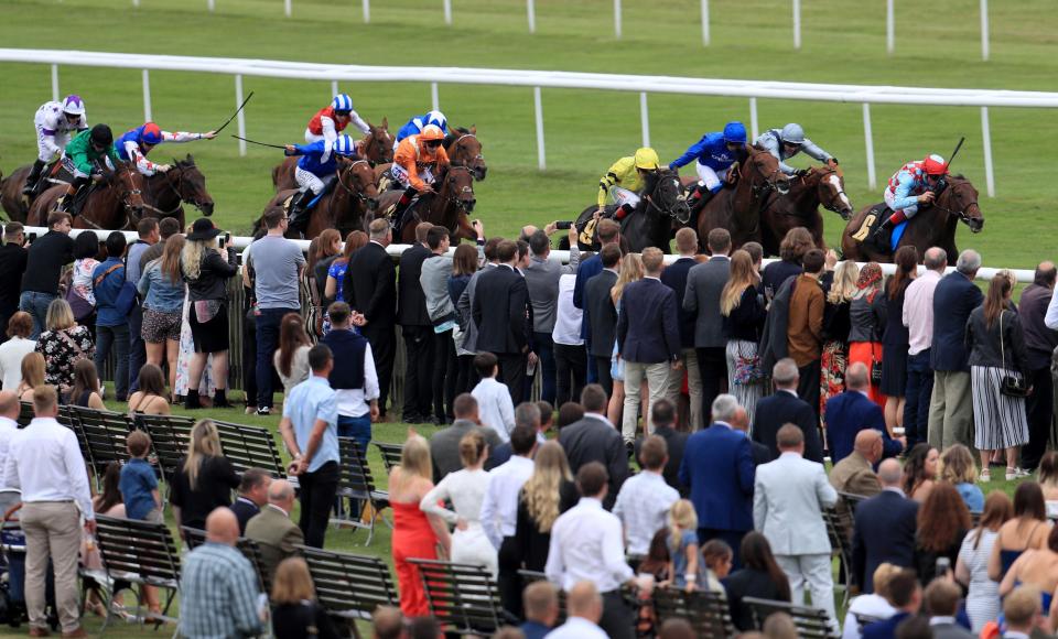  Amazing Red left the field trailing in his wake at Newmarket last time out