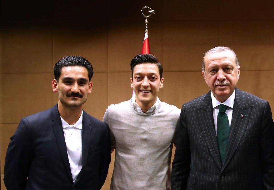  Ilkay Gundogan and Mesut Ozil pose with Turkish president Recep Tayyip Erdogan