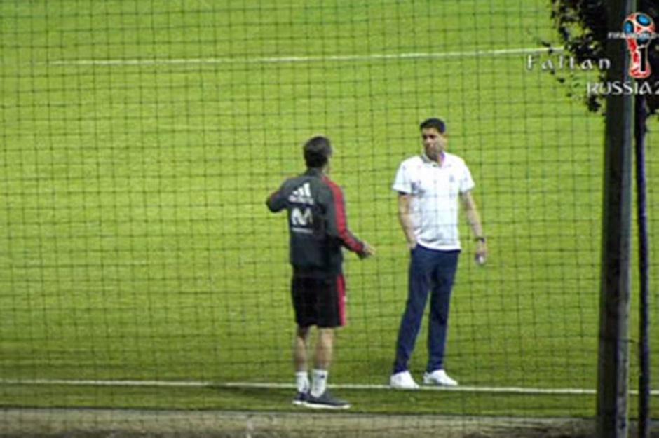  Julen Lopetegui speaks with Fernando Hierro at Spain's training camp on Wednesday