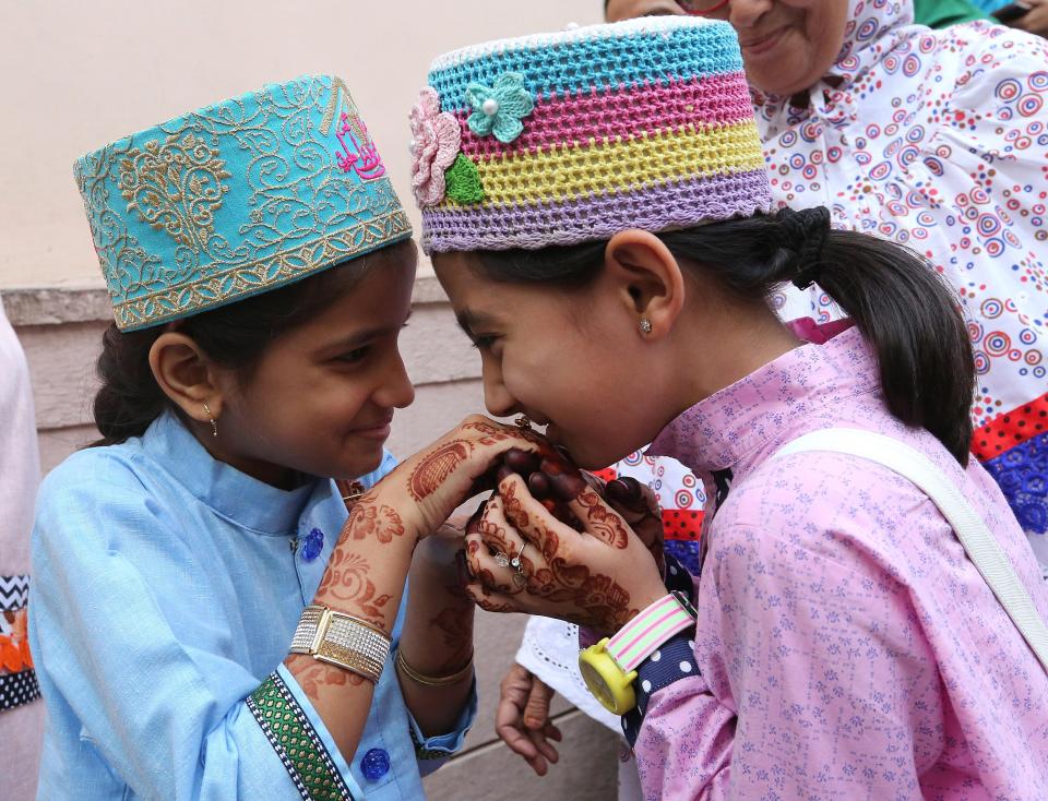  Muslims around the world prepare to celebrate Eid