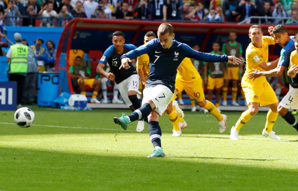  Antoine Griezmann scored a penalty as France edged out Australia in their opener