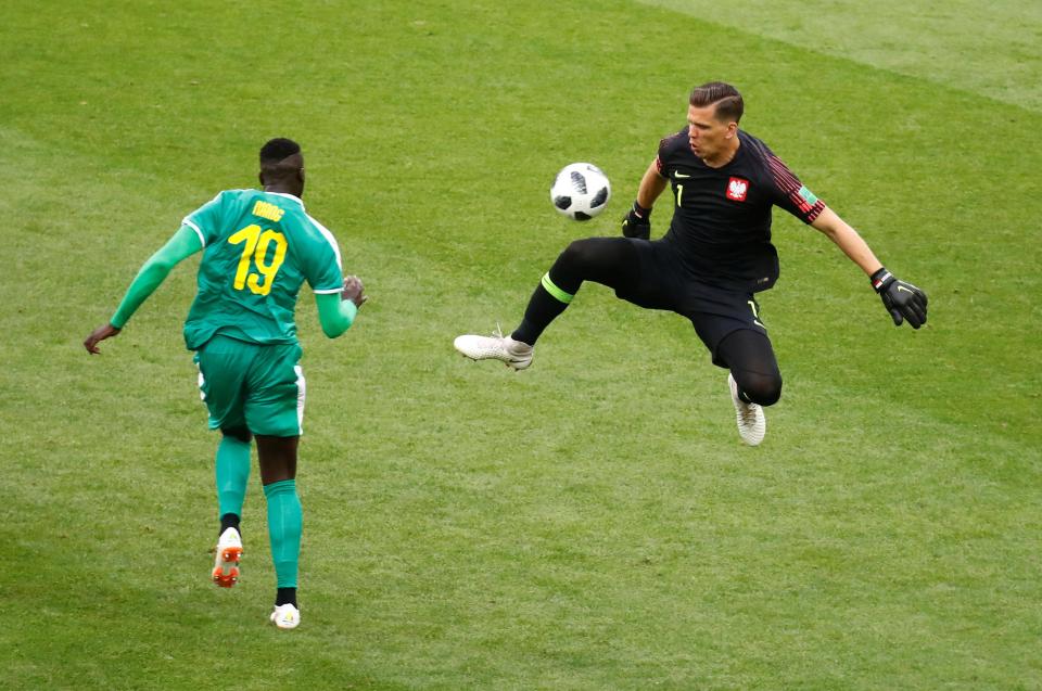  M'Baye Niang takes the ball past Wojciech Szczesny after coming back onto the pitch from the left wing