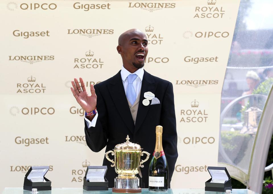  Mo handed out the prizes for the first event of the day - the Queen Mary Stakes