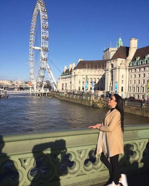  Georgina poses for a typical tourist snap near the London Eye