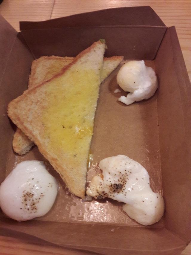 British holidaymaker served 'eggs near toast' for £5.70 in Luton Airport