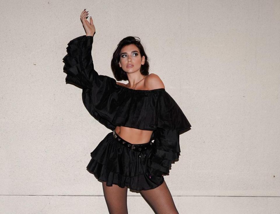  Dua Lipa shows off her toned abs in this pre-gig shot taken in California