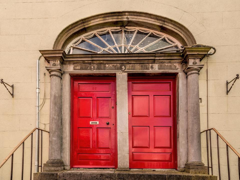  Grander Georgian homes will typically have huge pairs of front doors to let in more light and flaunt the owner's wealth