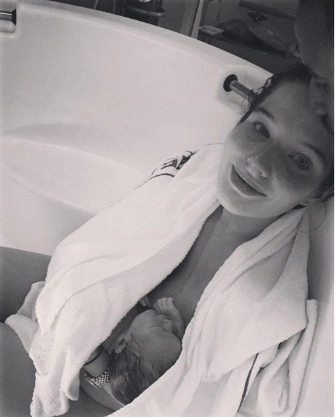  Helen announced the arrival of her new daughter on Instagram