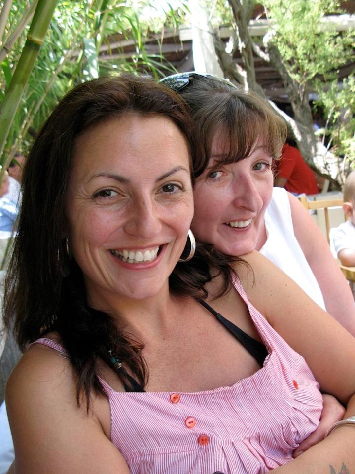  Davina, pictured with her sister Caroline who died of lung cancer back in 2012