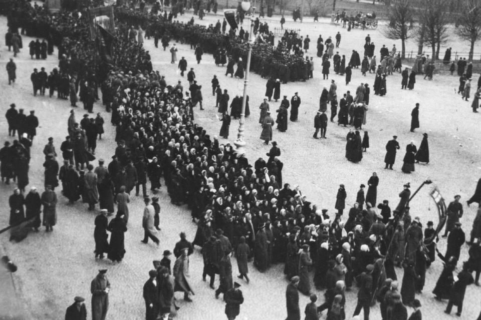  Russians take to the streets in St Petersburg during the revolution