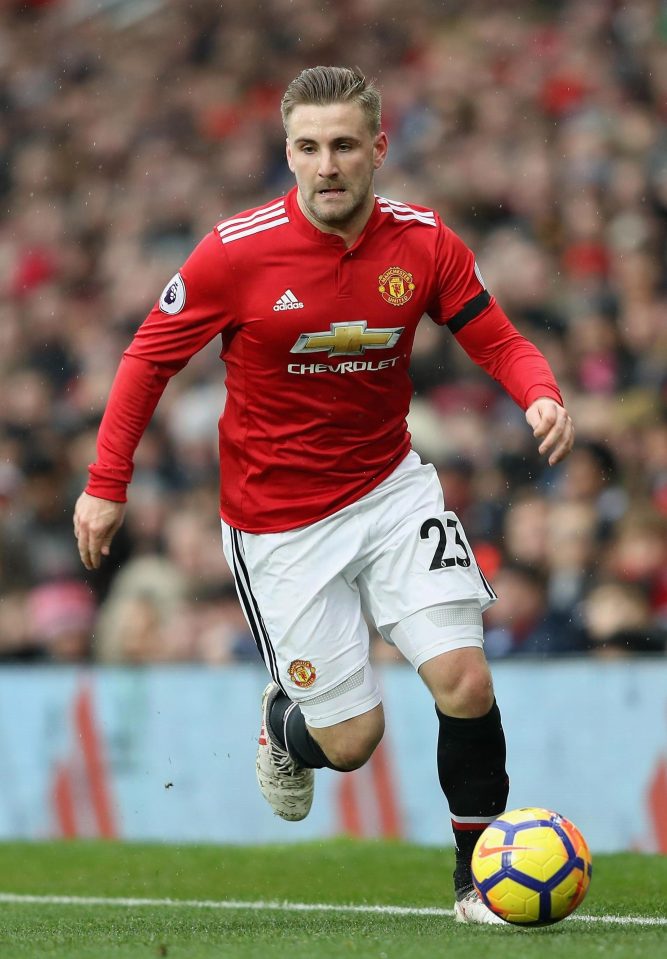  Shaw has rejected a move to Everton and wants to fight for his place at United