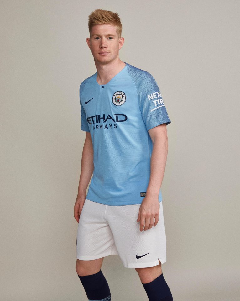  Kevin De Bruyne poses in the new Manchester City kit