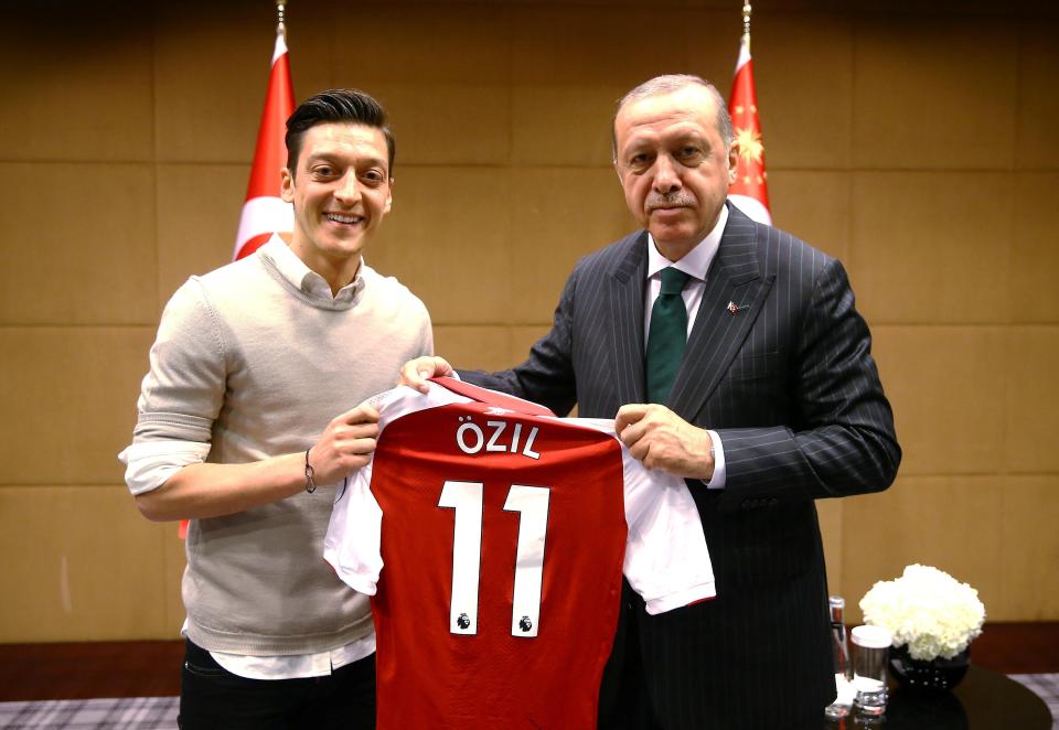  Mesut Ozil presented Recep Tayyip Erdogan with an Arsenal shirt