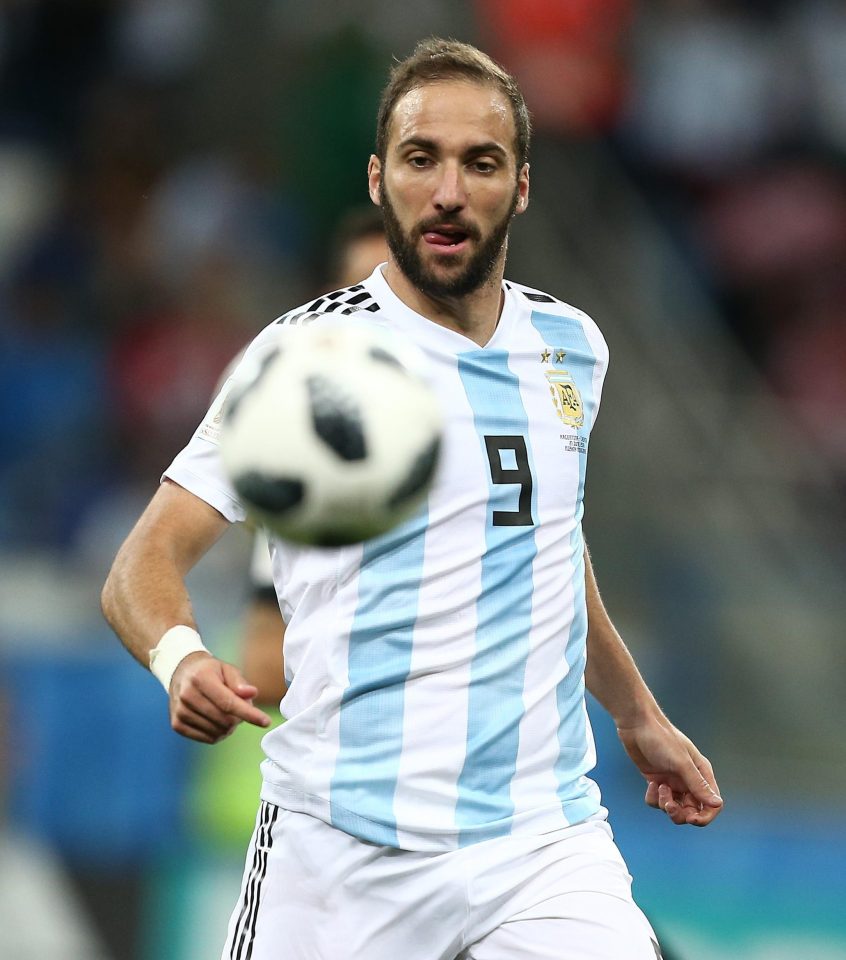  Gonzalo Higuain wants to see out his contract at Juventus and play alongside Cristiano Ronaldo again, says his brother and agent