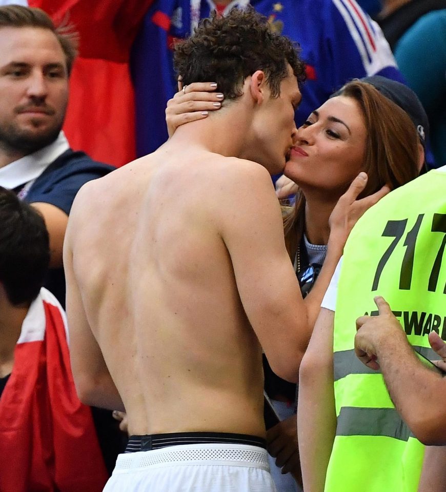  Rachel Legrain-Trapani gives boyfriend Benjamin Pavard a well-done kiss after victory over Argentina