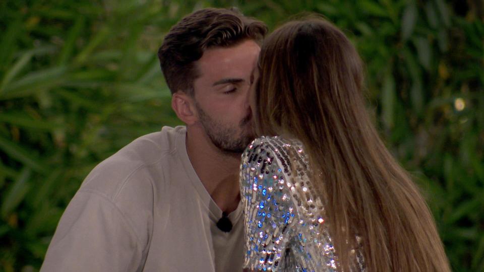  Adam Collard snogs Darylle Sargeant in tonight's episode of Love Island