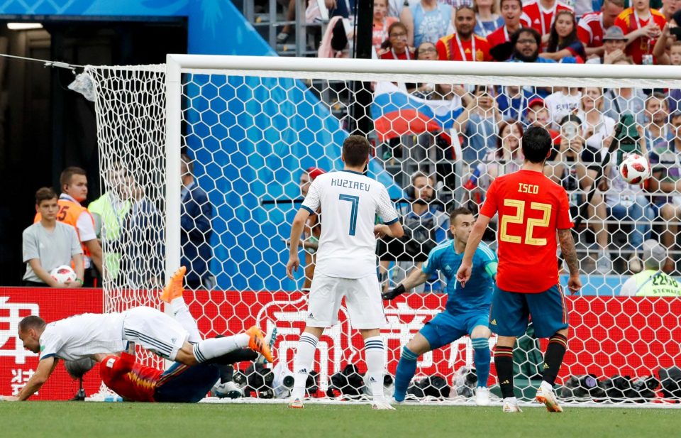  Sergei Ignashevich bundles Sergio Ramos but ends up volleying he ball into his own net to put Spain 1-0 up