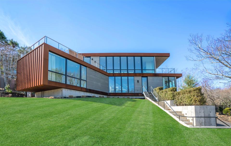  A haven in the Hamptons features expansive glass walls