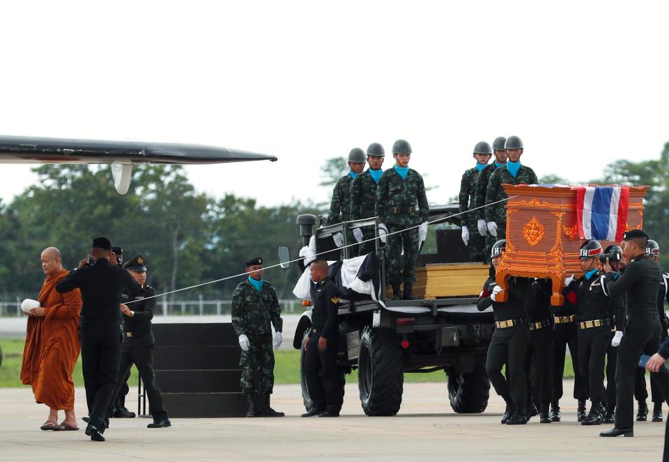  Soldiers carry Saman's body to a waiting plane