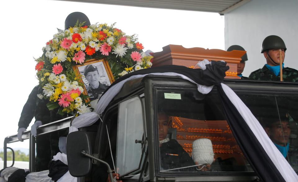  A wreath and a picture of the hero diver accompanied his body